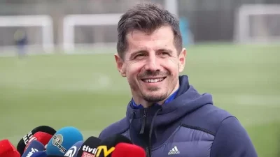 Geçtiğimiz hafta Antalyaspor'dan ayrıldığını duyuran Teknik Direktör Emre Belözoğlu geri